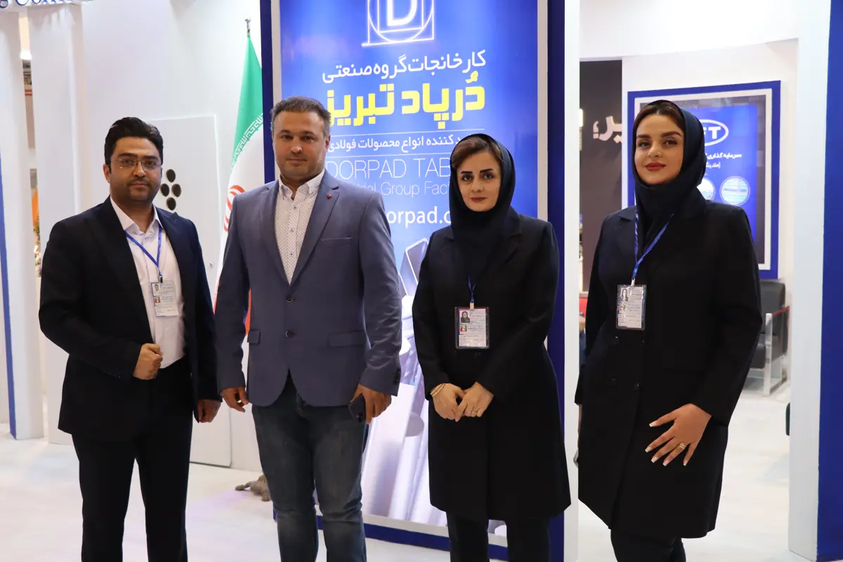 حضور کارکنان و مدیرعامل شرکت درپاد در غرفه