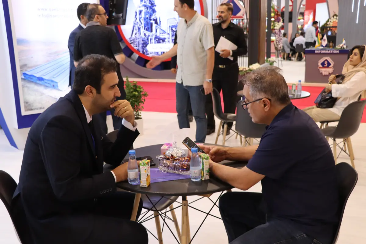 گفتگو مدیر فروش مجتمع با بازرگانانی از عراق و گرجستان