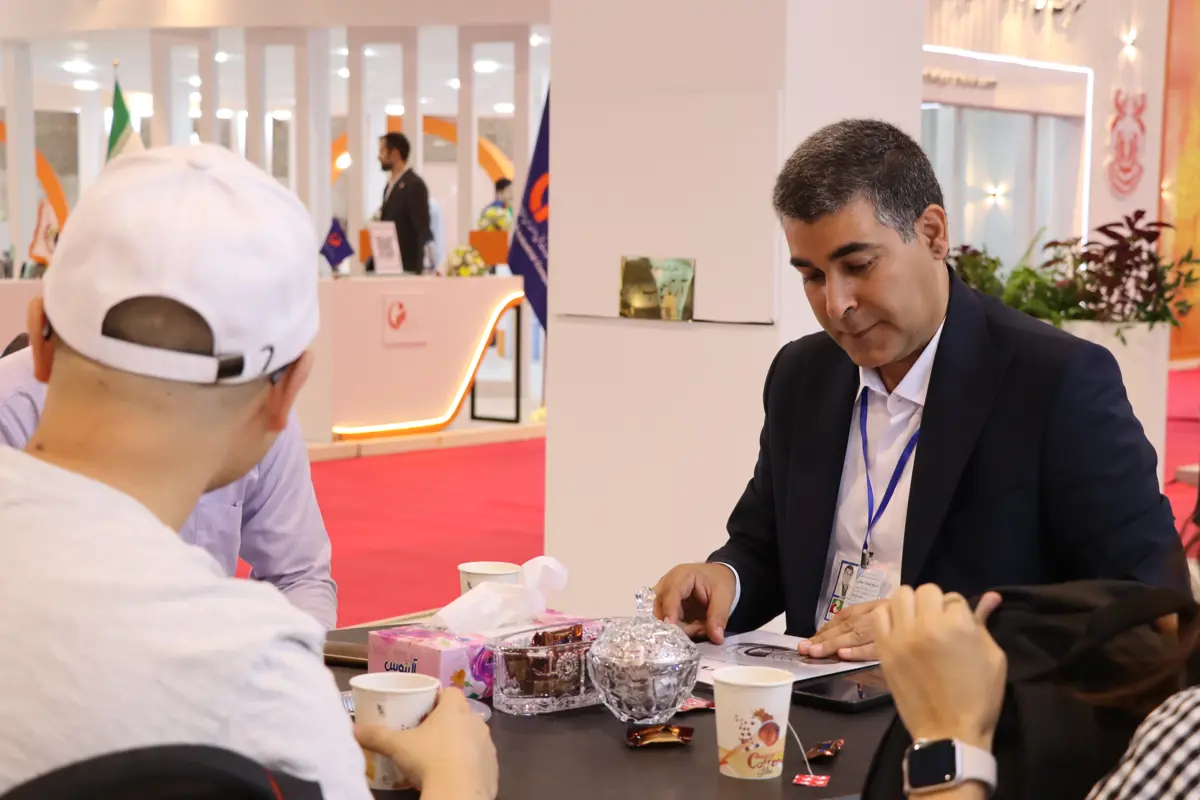 حضور خریداران و تامین کنندگان در غرفه مجتمع فولاد صائب تبریز و گفتگو با مدیران فروش وتامین تدارکات