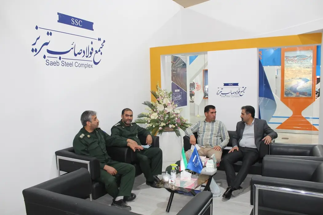حضور جناب سرهنگ خاتمی، جانشین فرماندهی سپاه ناحیه عجبشیر و جناب سرهنگ اسدی، معاون محترم علمی پژوهشی سپاه ناحیه عجبشیر همچنین جناب سرهنگ کاملی فر مسئول بسیج سازندگی سپاه ناحیه عجبشیر در غرفه مجتمع فولاد صائب تبریز