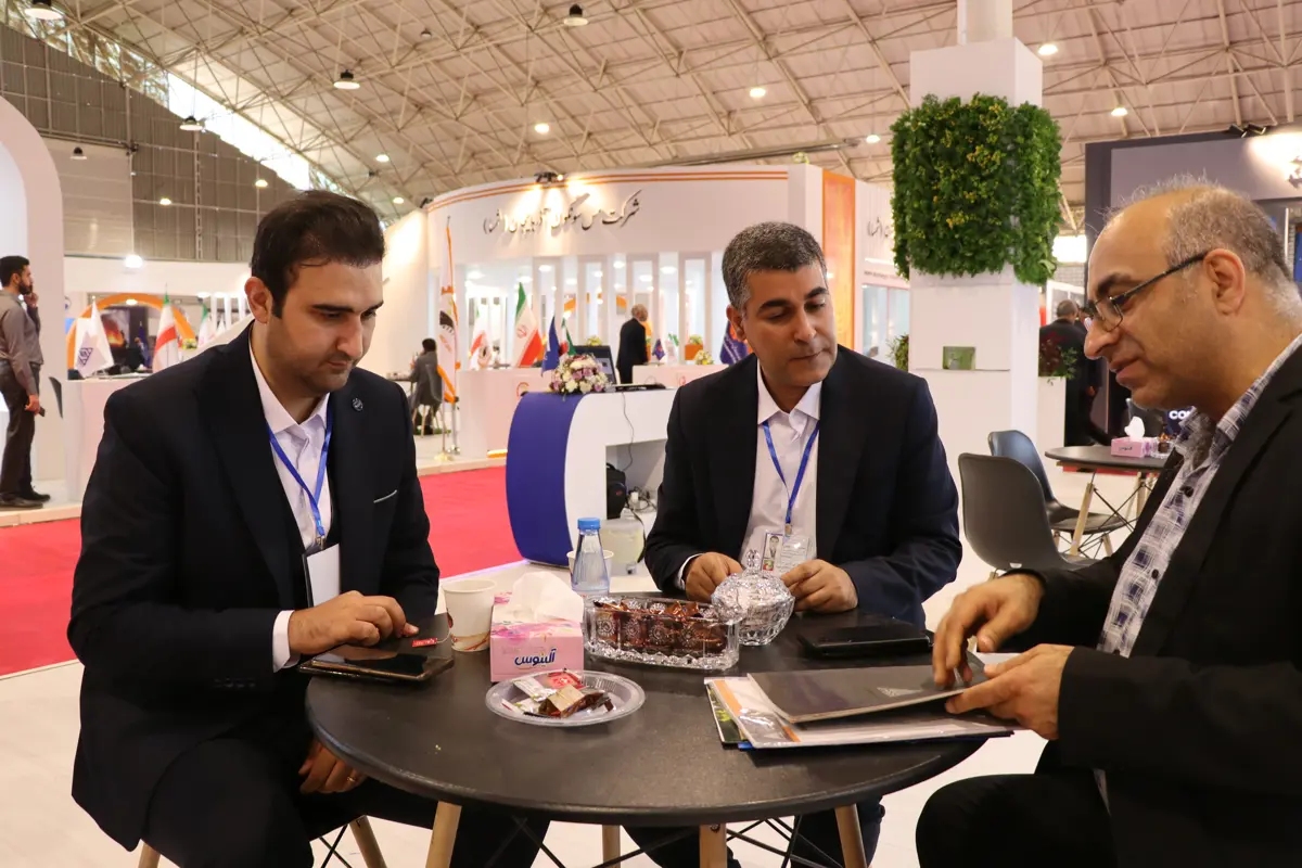 گفتگو مدیران تامین و فروش با مراجعه کننده