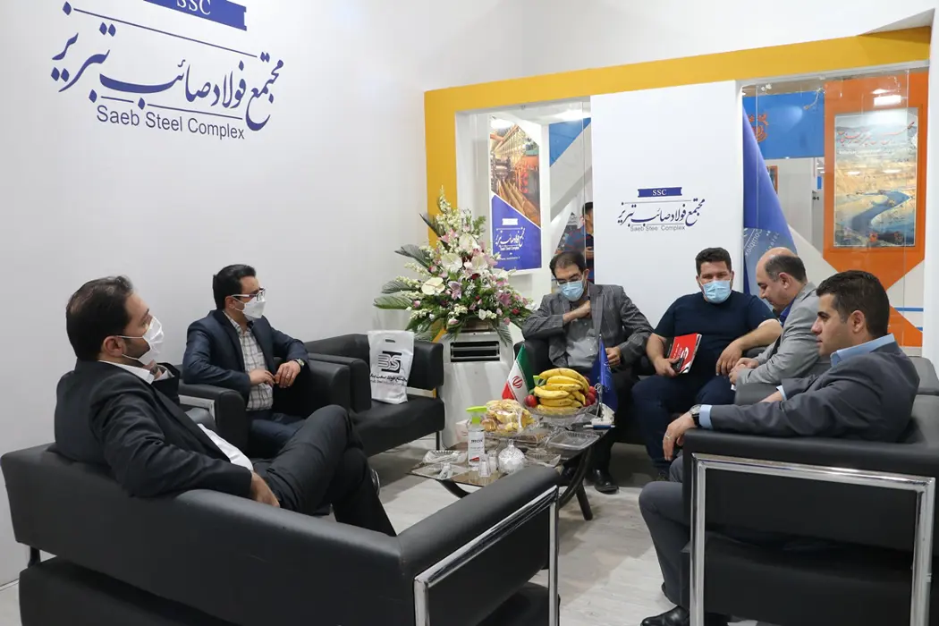 نشست مدیران مجتمع فولاد صائب تبریز با بازدیدکنندگان و تامین کنندگان در غرفه نمایشگاه