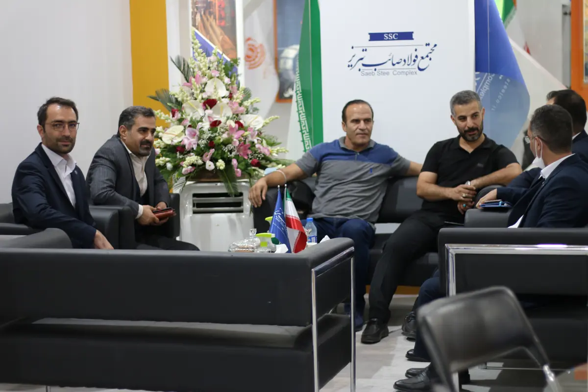 حضور مدیر کارخانه درپاد و هیئت همراه در غرفه مجتمع فولاد صائب تبریز