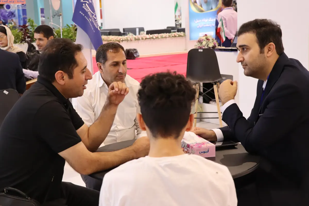 حضور خریداران و تامین کنندگان در غرفه مجتمع فولاد صائب تبریز و گفتگو با مدیران فروش وتامین تدارکات