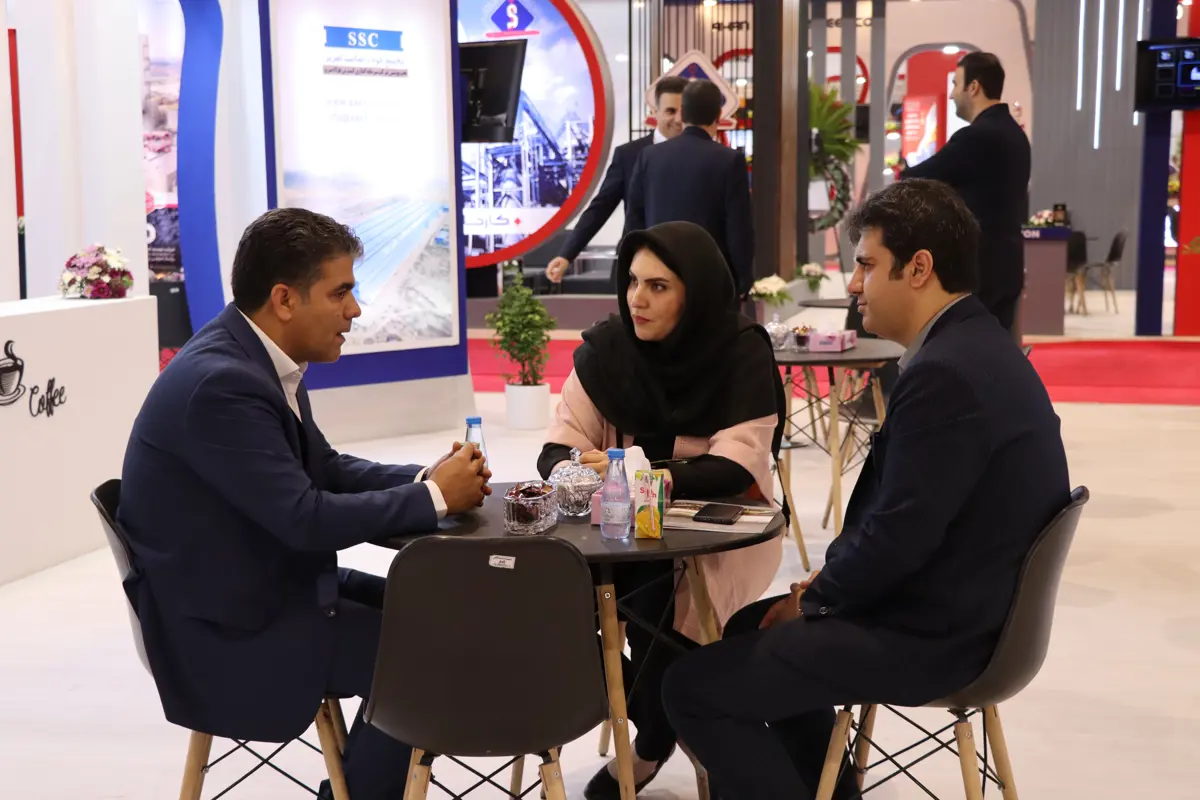 گفتگوی مدیرعامل محترم با مراجعه کنندگان به غرفه 