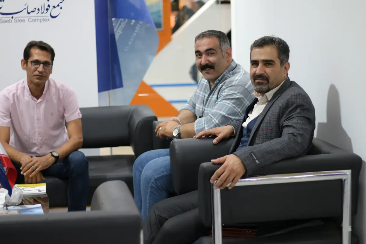 حضور آقایان مهندس مهدوی مدیر مالی و مهندس غلامخواه رئیس برنامه ریزی گروه آذرغلطک در غرفه مجتمع فولاد صائب تبریز
